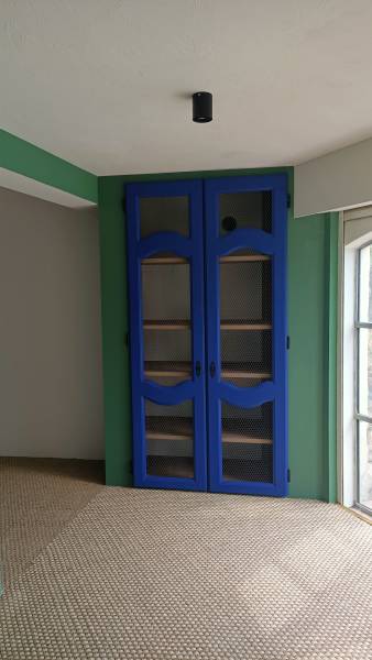 Installation d'un placard de rangement avec portes bleues à Tourette sur Loup