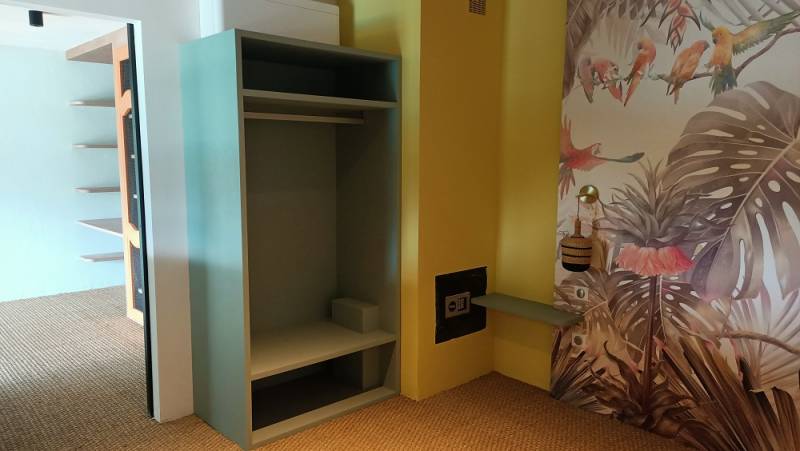 Réalisation d'un dressing en bois sur mesure et peint à Tourette sur Loup