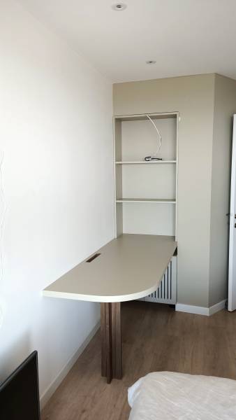 Fabrication sur mesure d'un bureau à Nice avec rangements intégrés