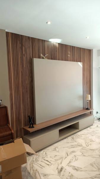 Réalisation d'un meuble télévision avec installation murale pour un intérieur moderne et authentique