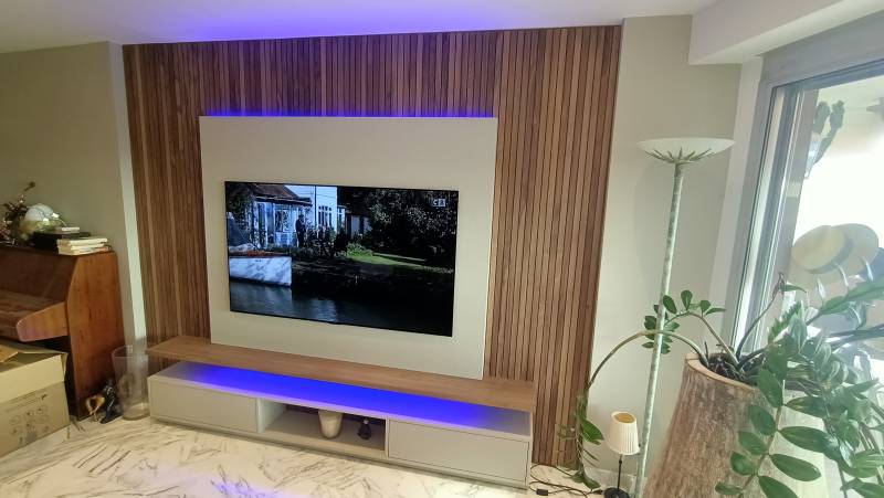 Pose d'un meuble télévision sur mesure moderne et chaleureux à Nice