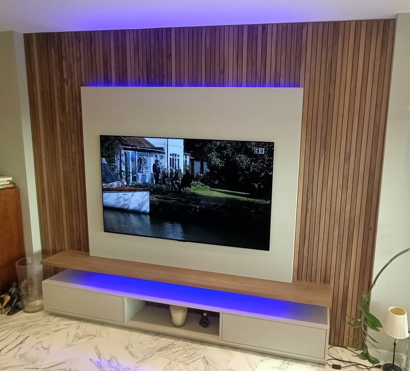 Meuble télévisiion avec habillage mural en noyer américain sur mesure et fait à la main sur Nice