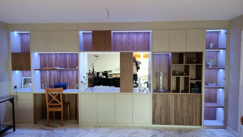 Fabrication d'une bibliothèque sur mesure en noyer américain avec niches à Nice