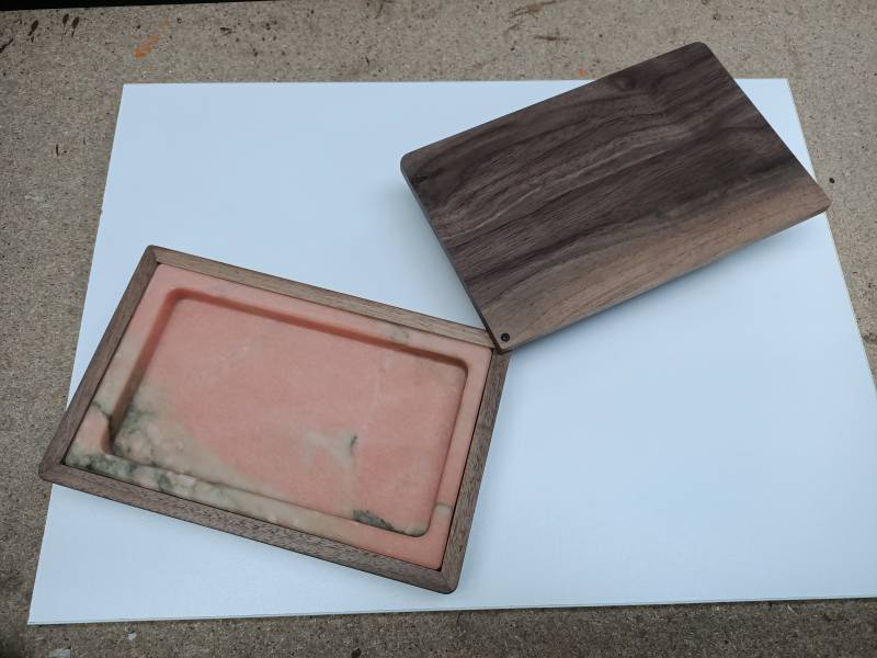 Réalisation d'une coffret en bois massif Noyer US pour apporter l'addition dans un restaurant à Opio 06