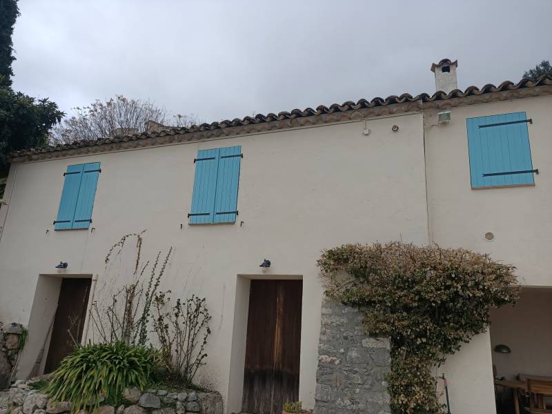 Volets sur mesure couleur bleu turquoise en bois massif à St jeannet