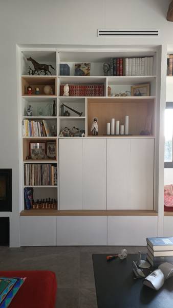 Télévision dissimulable dans une bibliothèque sur mesure en chêne à St Jeannet