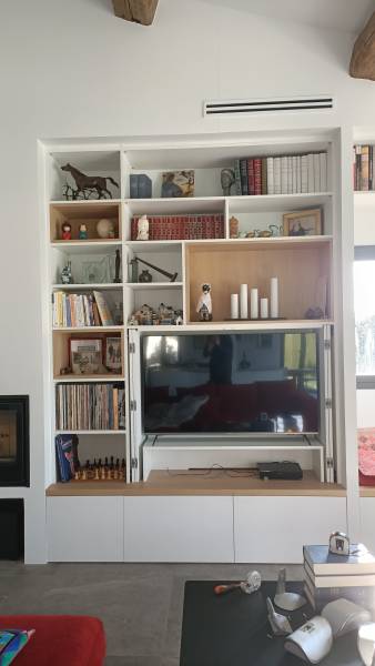 Bibliothèque ouverte originale et moderne sur mesure avec télévision intégrée à St Jeannet