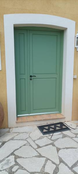 Rénovation d'une porte d'entrée de couleur verte à St Jeannet