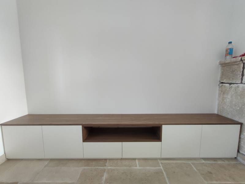 Meuble télévision sur mesure à Colomars avec tiroirs et portes battantes et une niche décorative en noyer américain