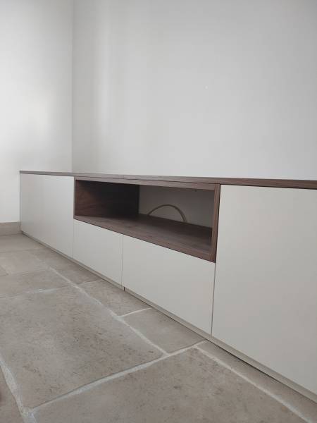 Installation d'un meuble télévision à Colomars réalisé en bois noyer us et mélaminé blanc 