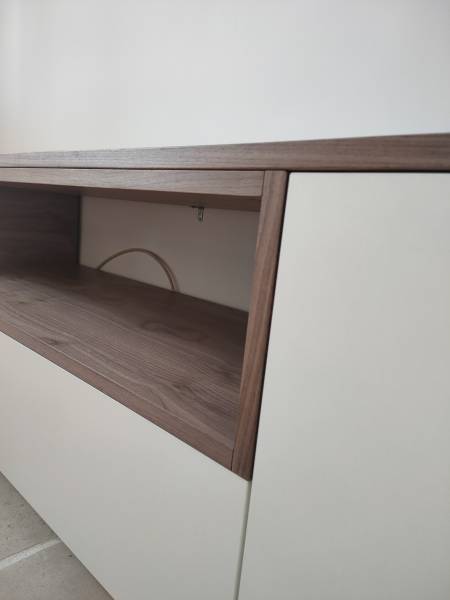 Niche décorative dans un meuble télévision en noyer us avec rangements fonctionnels à Colomars 