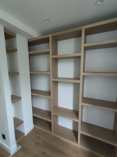 Bibliothèque originale en chêne pour une entrée à St Jeannet