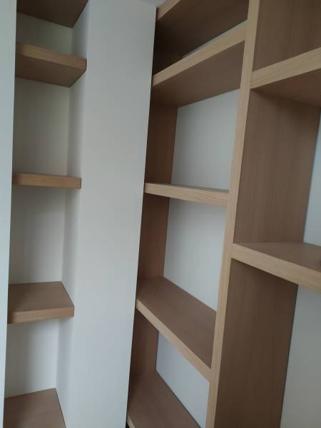 Disposition de tablettes originales et épaisse dans une bibliothèque à St Jeannet 