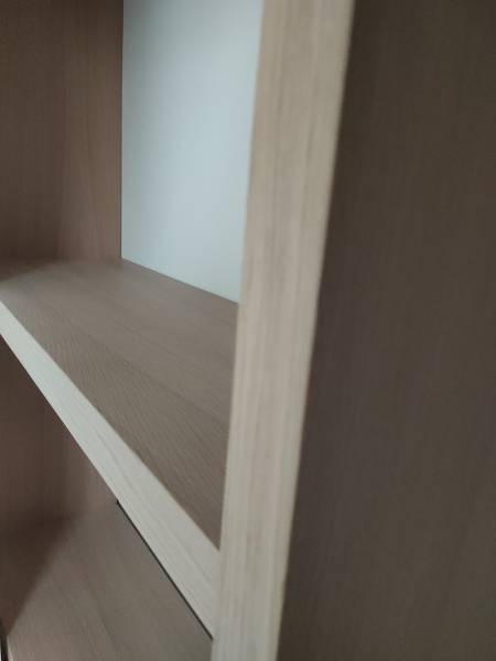 Bibliothèque sur mesure avec une épaisseur de 4cm pour un design originale et moderne