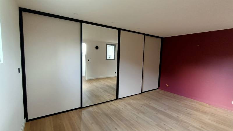 réalisation d'un dressing sur mesure en mélaminé avec portes coulissantes et miroir à St Jeannet