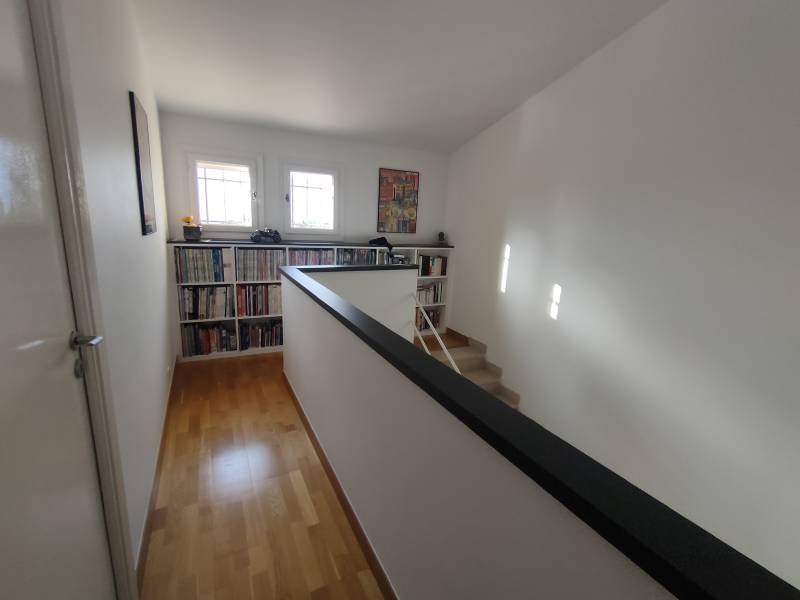 Fabrication d'une bibliothèque à bande dessinée sur mesure et d'une main courante en mélaminé gris anthracite sur mesure à Colomars