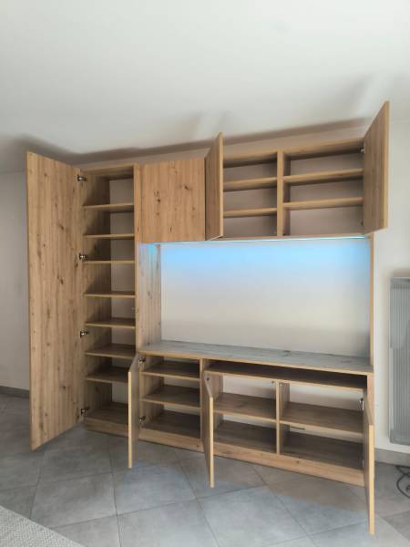 Fabrication sur mesure meuble de rangement et TV en chêne Egger à Villeneuve-Loubet Alpes Maritimes 06