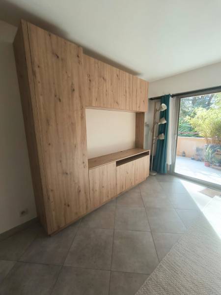 Fabrication sur mesure meuble de rangement et TV en chêne Egger à Villeneuve-Loubet Alpes Maritimes 06