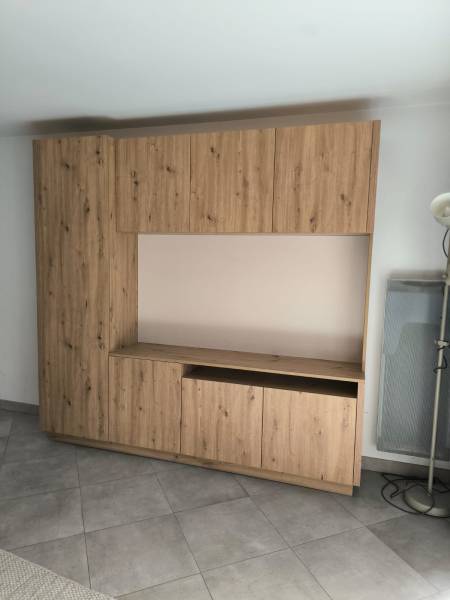 Fabrication sur mesure meuble de rangement et TV en chêne Egger à Villeneuve-Loubet Alpes Maritimes 06