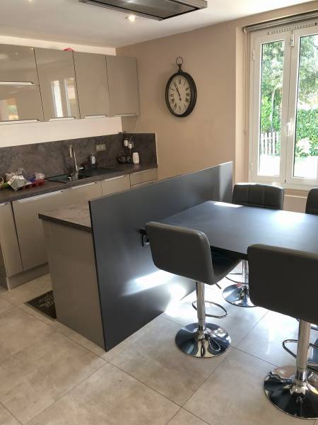 Installation d'une joue d'habillage pour ilot central avec pose d'une table sur mesure et d'une prise à St Jeannet