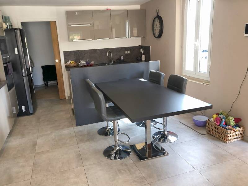 Table noir  réalisé sur mesure avec un pied carré en inox brossé à St Jeannet