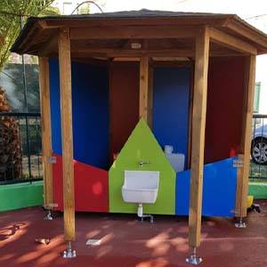 Installation d'une cabane à toilettes pour les élèves de l'école Nazareth à Nice
