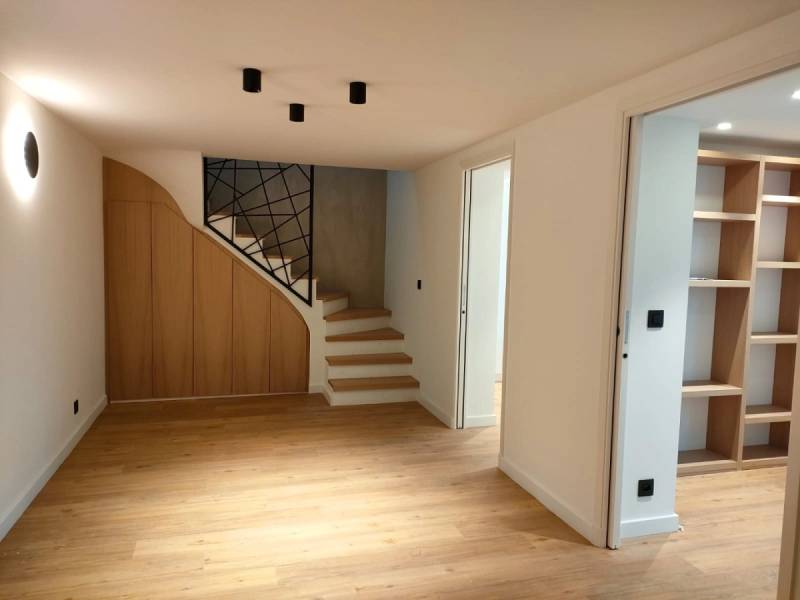 Fabrication des dressing sous pente, de marches en chêne massif et d'une bibliothèque pour entrée à St Jeannet