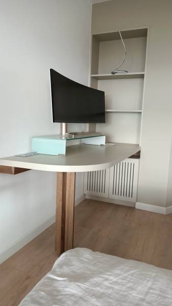 Fabrication d'un bureau en MDF laqué et pied en chêne massif à Nice