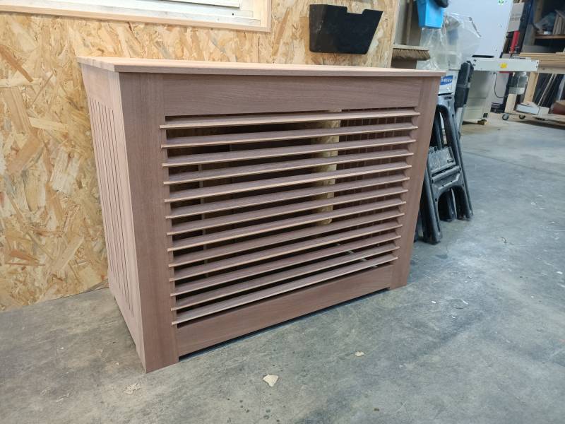 Création d'un cache pour climatisation extérieur en bois de Sipo à Nice