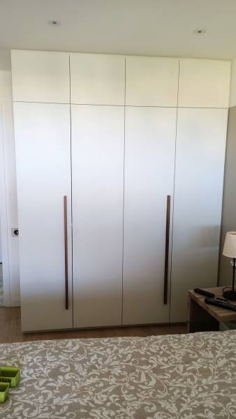 Installation d'un dressing sur mesure avec poignées bois noyer us moderne à nice