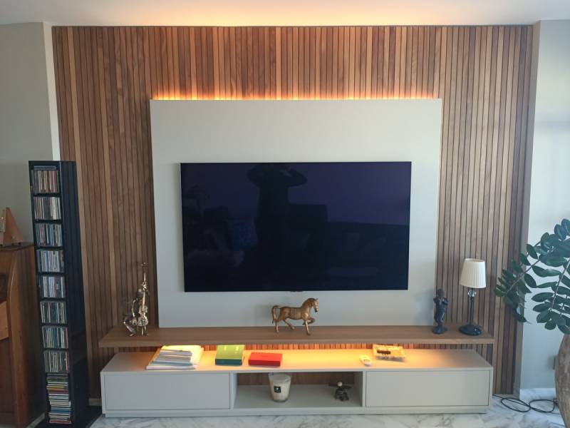 Création d'un meuble pour télévision mural en bois noyer us à Nice