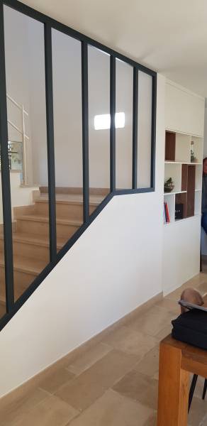 Conception dans notre atelier d'une verrière originale en bois contreplaqué puis peinte en gris anthracite à Colomars